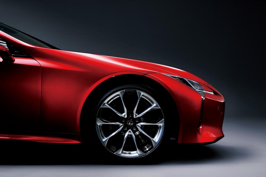 Колеса Lexus LC500 2017 года  (JP) (фото 8 из 40)